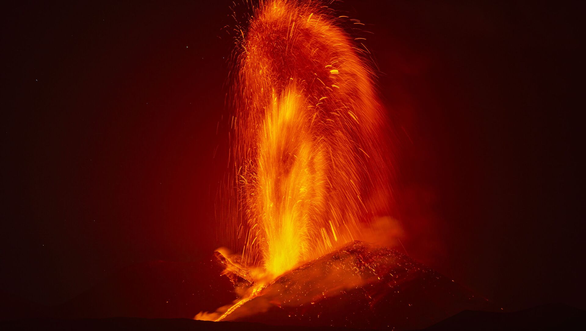 Фонтан лавы во время извержения вулкана Этна в Италии  - Sputnik Արմենիա, 1920, 09.08.2021