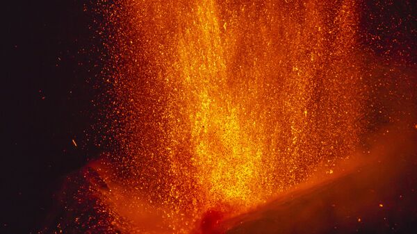 Фонтан лавы во время извержения вулкана Этна в Италии  - Sputnik Армения