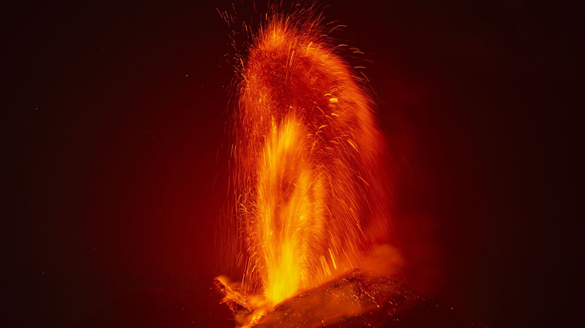 Фонтан лавы во время извержения вулкана Этна в Италии  - Sputnik Армения, 1920, 11.02.2022