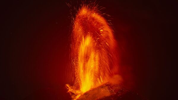 Фонтан лавы во время извержения вулкана Этна в Италии  - Sputnik Արմենիա