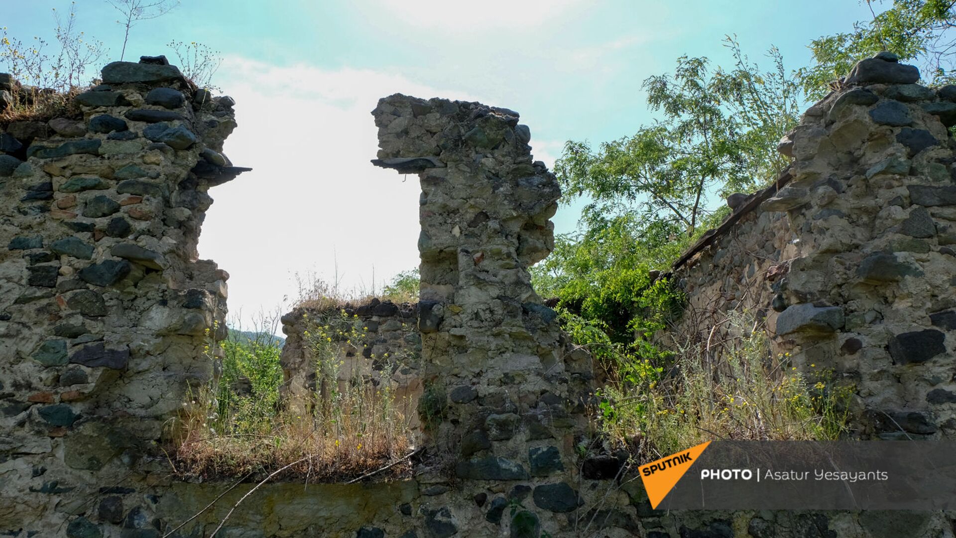 Развалины в бывшем анклаве Верин Воскепар - Sputnik Армения, 1920, 25.05.2021