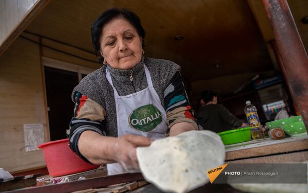 Лесмонья Огаджанян готовит женгялов хац на степанакертском рынке - Sputnik Армения