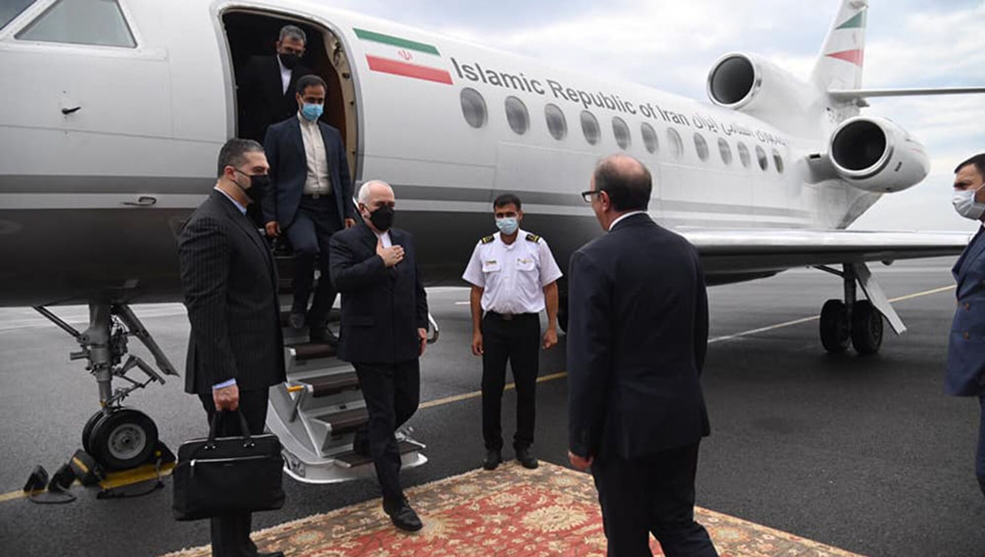 И.о. министра иностранных дел Ара Айвазян встречает министра иностранных дел Ирана Джавада Зарифа в международном аэропорту “Звартноц” 26 мая 2021 года - Sputnik Армения, 1920, 26.05.2021