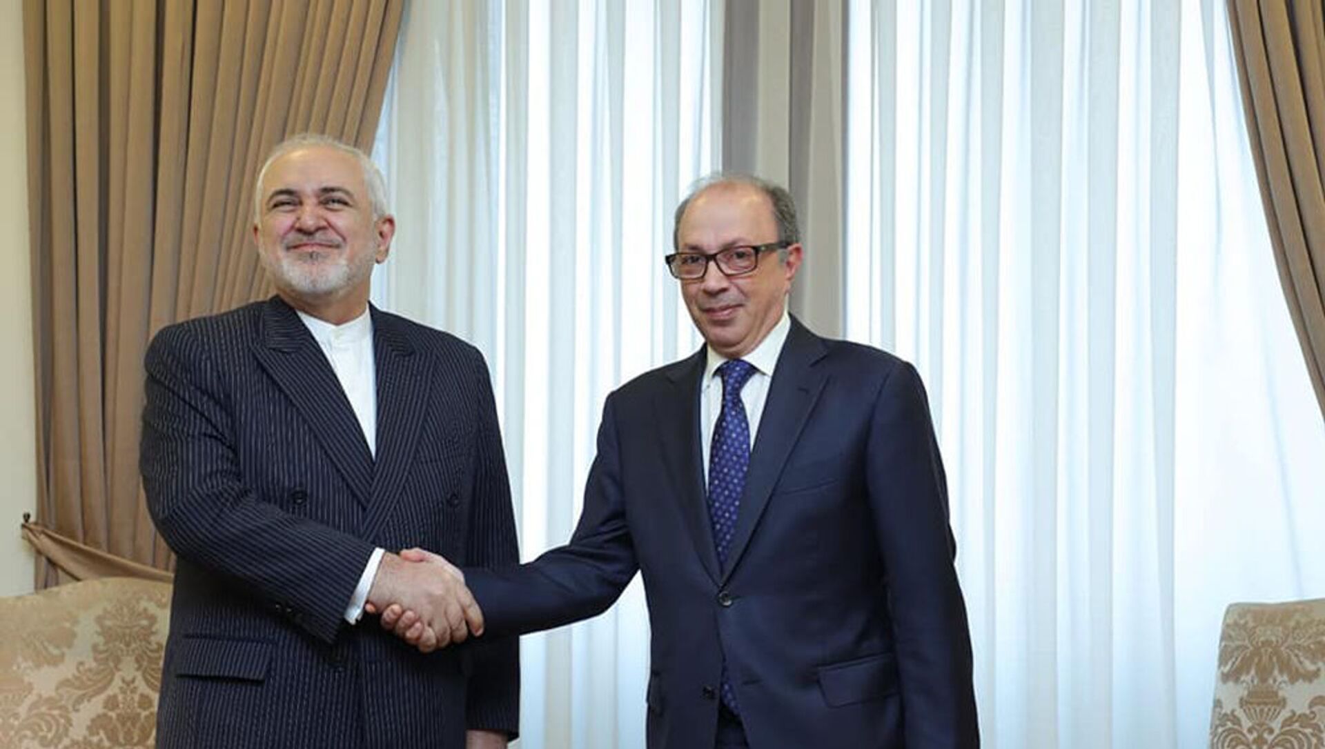 И.о. министра иностранных дел Ара Айвазян на встрече с министром иностранных дел Ирана Джавадом Зарифом 26 мая 2021 года - Sputnik Армения, 1920, 26.05.2021