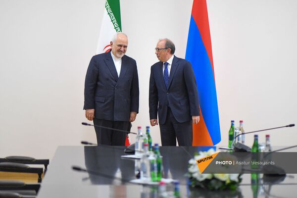 ՀՀ արտգործնախարար Արա Այվազյանն ու Իրանի արտգործնախարար Մոհամմադ Ջավադ Զարիֆը ՀՀ արտգործնախարար Արա Այվազյանն ու Իրանի արտգործնախարար Մոհամմադ Ջավադ Զարիֆը - Sputnik Արմենիա
