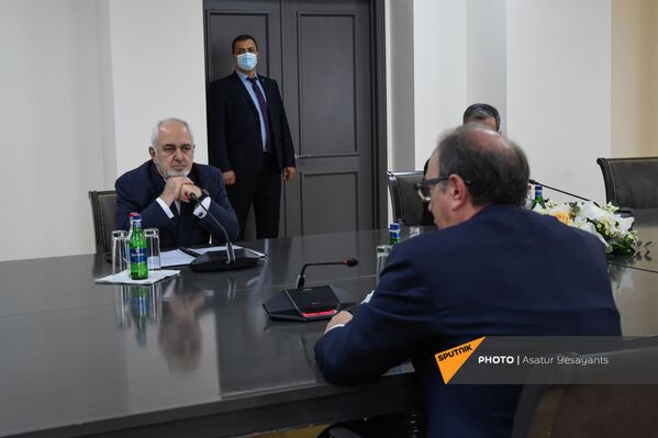 ՀՀ արտգործնախարար Արա Այվազյանն ու Իրանի արտգործնախարար Մոհամմադ Ջավադ Զարիֆը ՀՀ արտգործնախարար Արա Այվազյանն ու Իրանի արտգործնախարար Մոհամմադ Ջավադ Զարիֆը - Sputnik Արմենիա