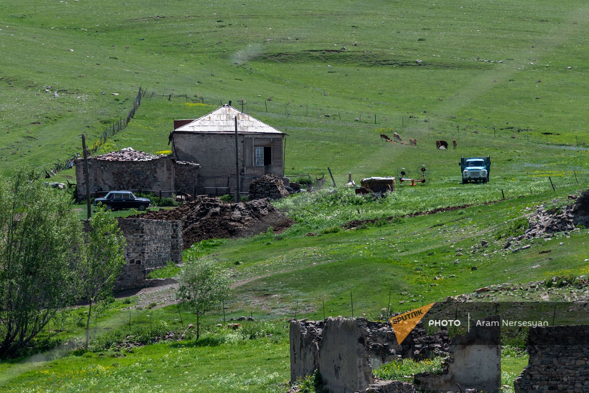 Под прицелом азербайджанцев: жители села Норабак не боятся, но детей не выпускают на улицу - Sputnik Армения, 1920, 26.05.2021