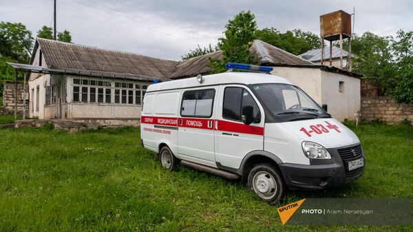 Автомобиль скорой помощи у медицинской амбулатории села Кармир Шука - Sputnik Արմենիա