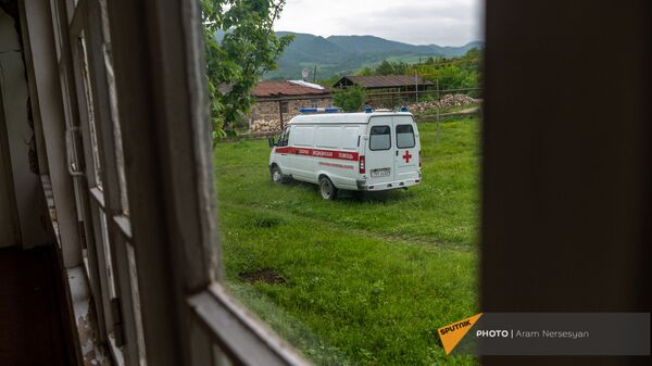Автомобиль скорой помощи у медицинской амбулатории села Кармир Шука - Sputnik Армения