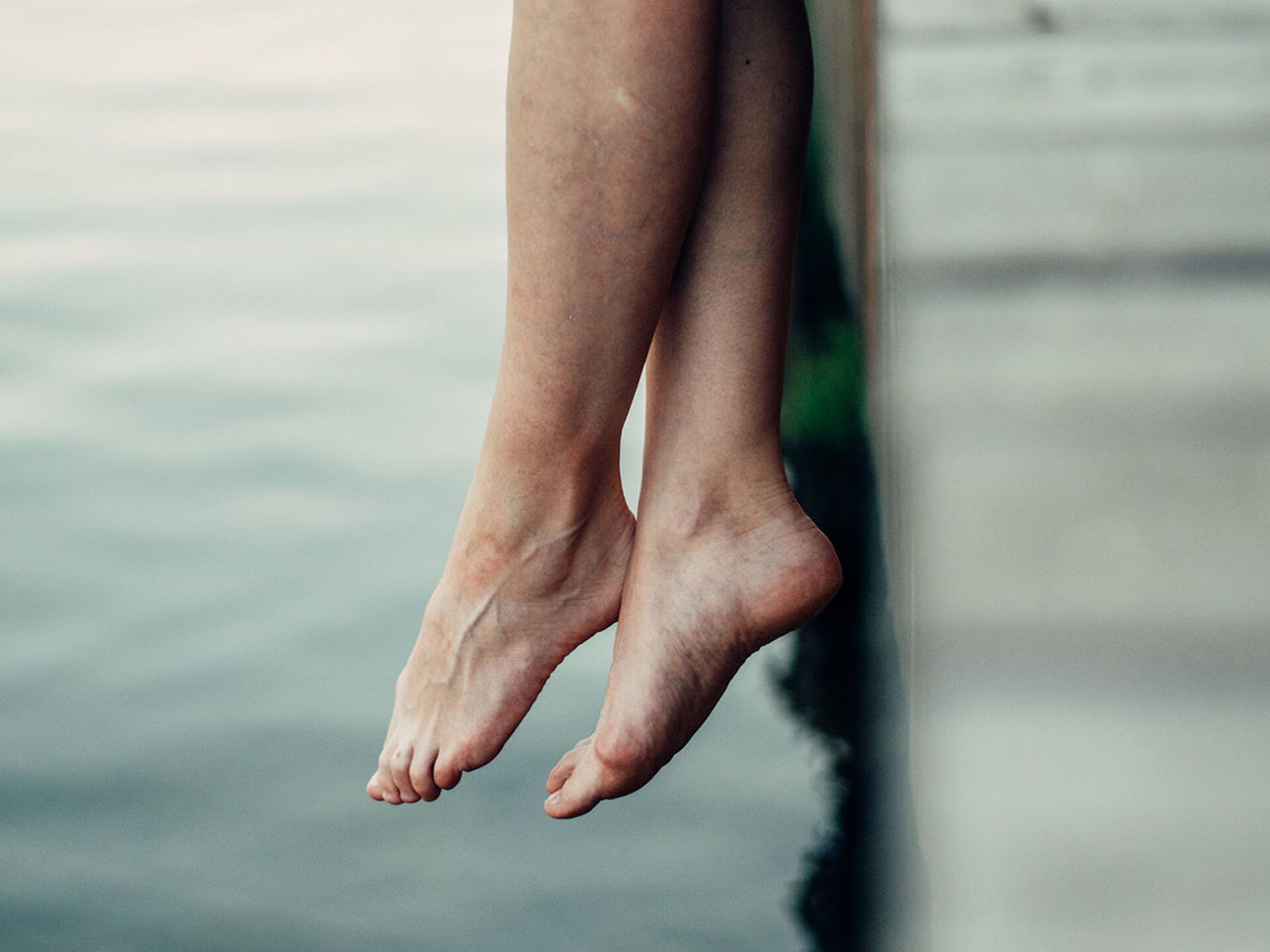 Сильно сжимаю ноги. Ноги в воздухе. Свисающие ноги. Ножки в воде. Женские ноги в воде.
