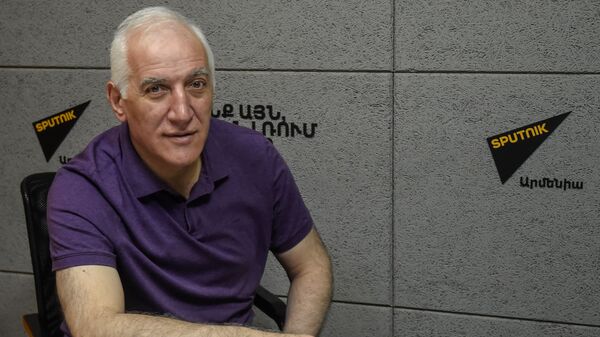 Экономист Ваагн Хачатурян в гостях радио Sputnik - Sputnik Армения