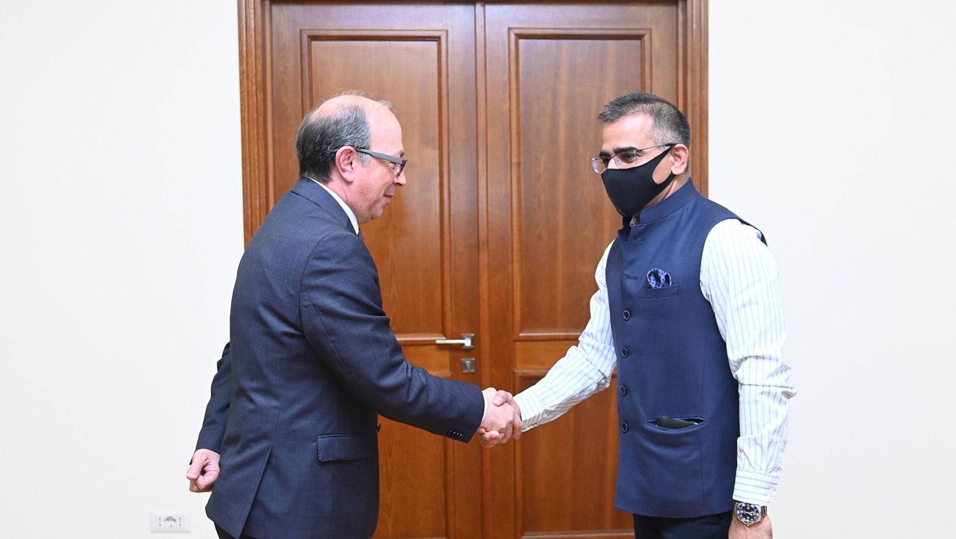 И.о. министра иностранных дел Ара Айвазян встретился с послом Индии в Армении Кишаном Даном Джалом - Sputnik Армения, 1920, 27.05.2021