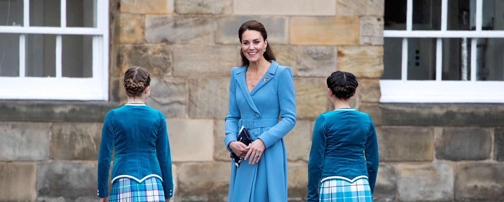 Кейт Мидлтон, герцогиня Кембриджская, встречает шотландских танцоров во дворце Холирудхаус (27 мая 2021). Эдинбург - Sputnik Армения, 1920, 28.05.2021