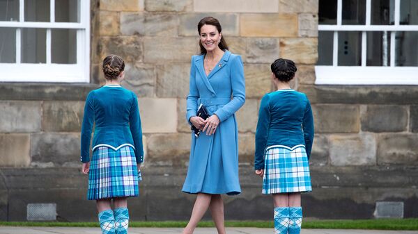Кейт Мидлтон, герцогиня Кембриджская, встречает шотландских танцоров во дворце Холирудхаус (27 мая 2021). Эдинбург - Sputnik Արմենիա