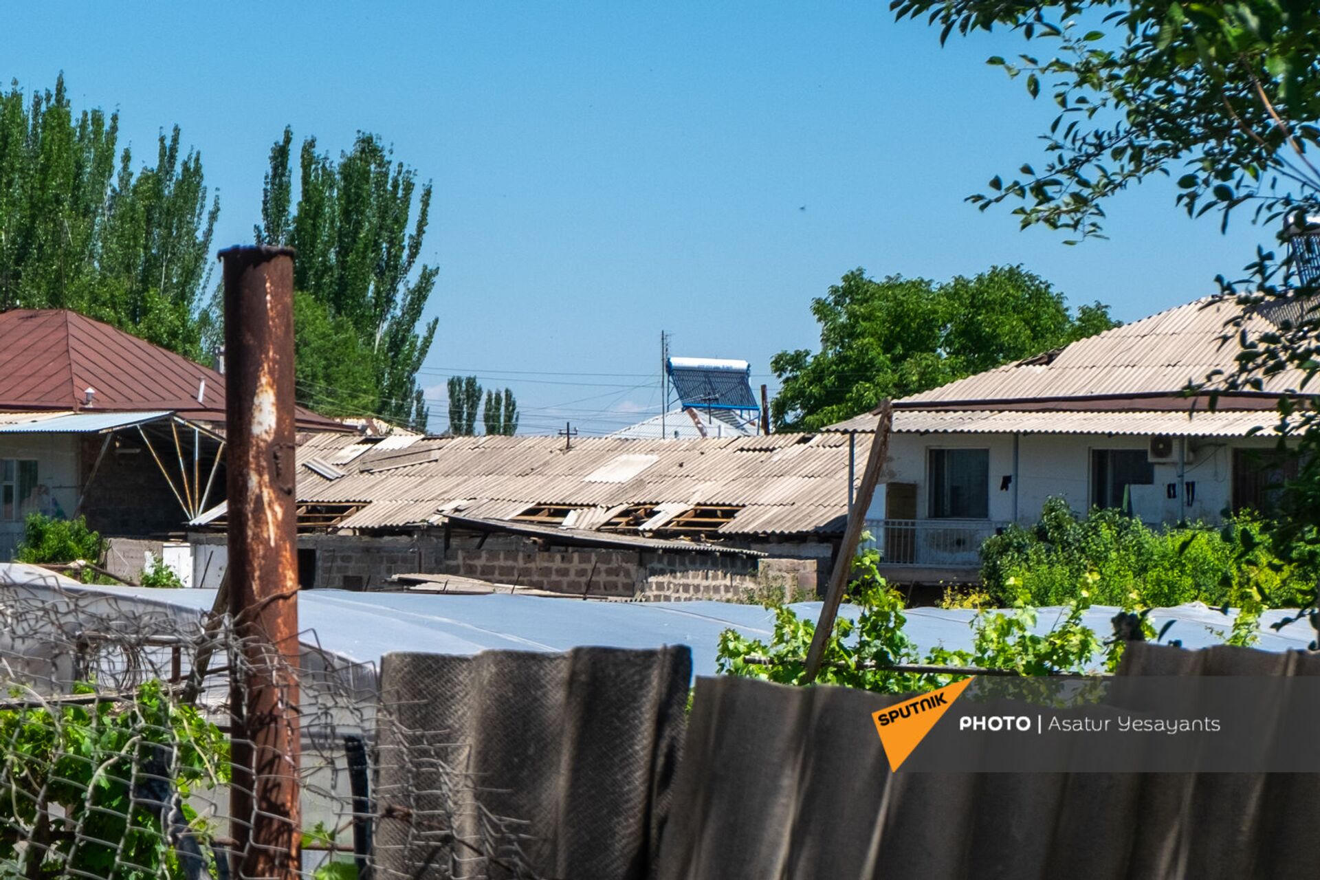 «Ճար չկա` տունը գրավ կդնենք». Արմավիրում կարկուտը բերքն է վնասել, քամին` տանիքները «Ճար չկա` տունը գրավ կդնենք». Արմավիրում կարկուտը բերքն է վնասել, քամին` տանիքները - Sputnik Արմենիա, 1920, 28.05.2021