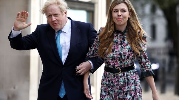 Премьер-министр Великобритании Борис Джонсон и Кэрри Саймондс прибывают на избирательный участок в Вестминстере  - Sputnik Армения