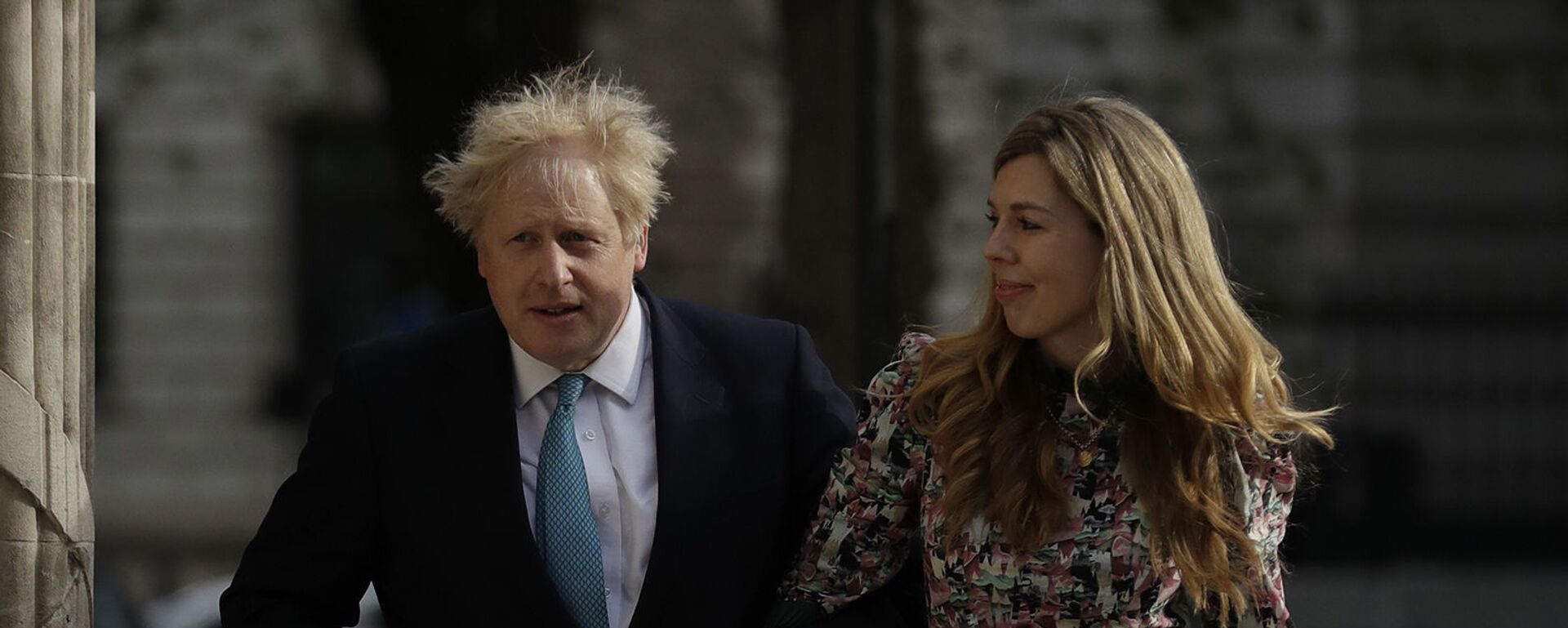 Премьер-министр Великобритании Борис Джонсон и Кэрри Саймондс прибывают на избирательный участок в Вестминстере - Sputnik Արմենիա, 1920, 31.05.2021