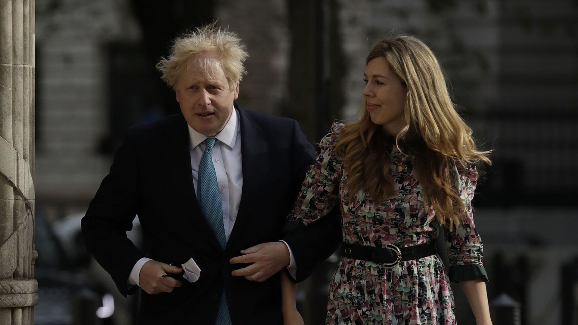 Премьер-министр Великобритании Борис Джонсон и Кэрри Саймондс прибывают на избирательный участок в Вестминстере - Sputnik Արմենիա, 1920, 30.05.2021