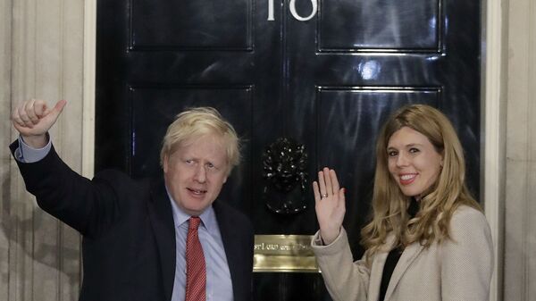 Премьер-министр Великобритании Борис Джонсон и Кэрри Саймондс машут рукой со ступенек на Даунинг-стрит  - Sputnik Արմենիա