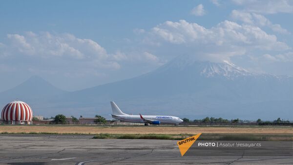 Boeing 737–800 авиакомпании Armenia на взлетной полосе международного аэропорта Звартноц - Sputnik Արմենիա