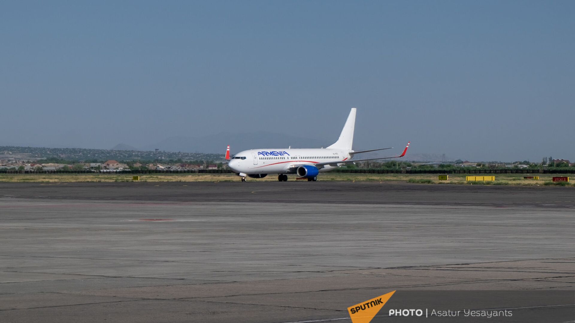 Boeing 737–800 авиакомпании Armenia на взлетной полосе международного аэропорта Звартноц - Sputnik Արմենիա, 1920, 24.02.2022