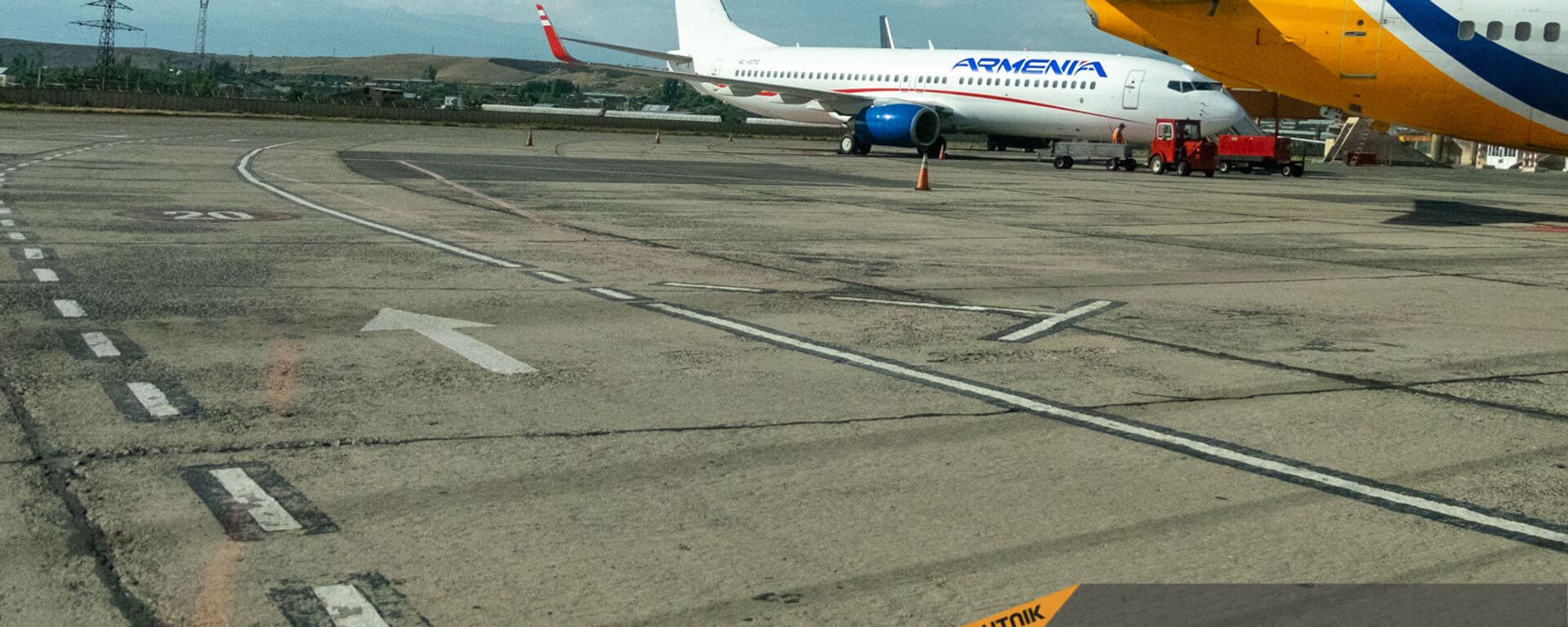 Boeing 737–800 авиакомпании Armenia в парке международного аэропорта Звартноц - Sputnik Армения, 1920, 02.03.2022