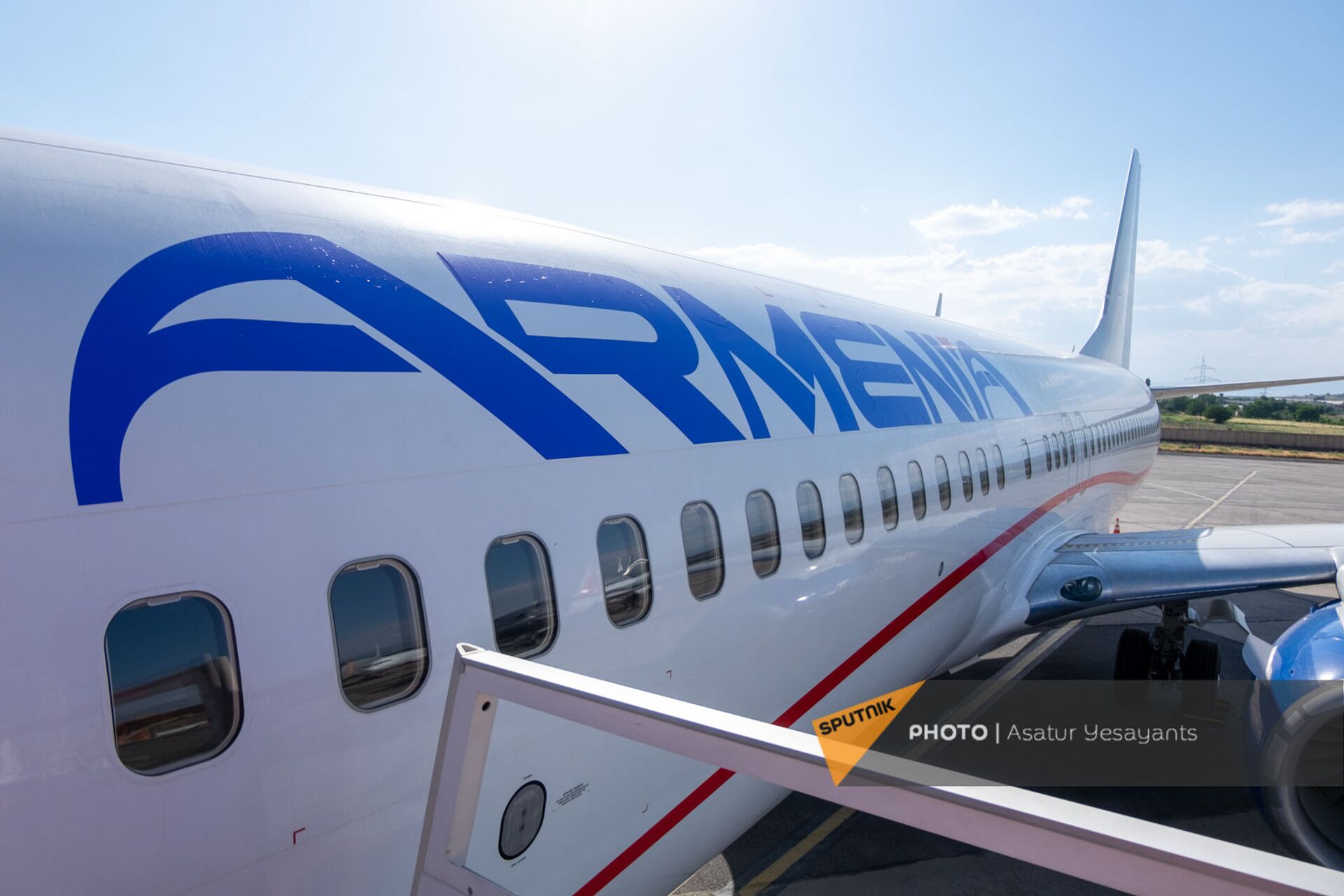 Авиакомпания армения. Боинг 737 Армения авиакомпания. Boeing 737 армянские авиалинии. Боинг 737-800 Армения авиакомпания. Armenia Aircompany самолеты салон.