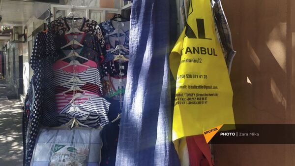 Турецкие пакеты на витрине с одеждой на улице Пароняна - Sputnik Армения