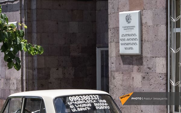 Информационная табличка на здании морга на улице Гераци в Ереване - Sputnik Армения
