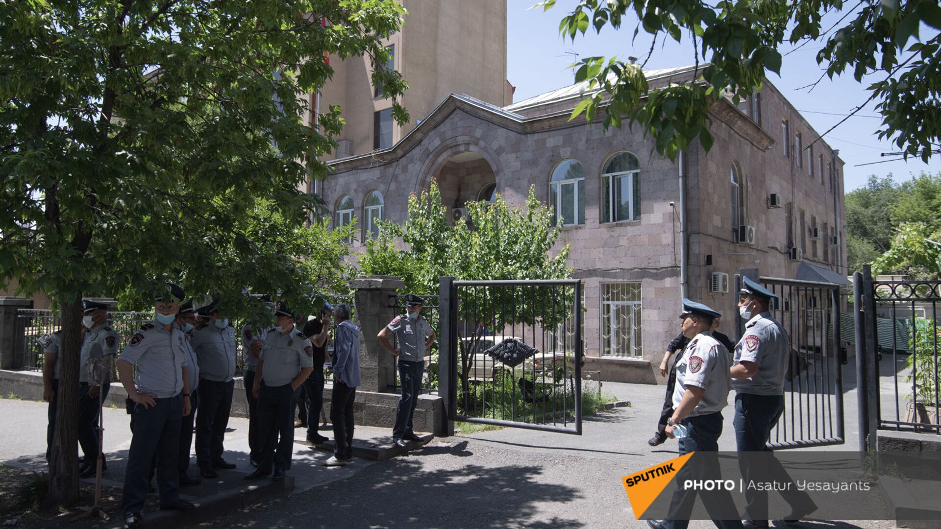 Полиция у здания морга на улице Гераци в Ереване - Sputnik Армения, 1920, 31.05.2021