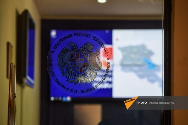Հունիսի 1-ին ԿԸՀ-ում կայացած ճեպազրույցի ժամանակ ԱՊՀ դիտորդական առաքելության շտաբի ղեկավար Եվգենի Կոզյակը հայտնել է, որ ԱՊՀ-ից Հայաստանում ընտրություններին կհետևեն շուրջ 70 դիտորդներ: Հունիսի 1-ին ԿԸՀ-ում կայացած ճեպազրույցի ժամանակ ԱՊՀ դիտորդական առաքելության շտաբի ղեկավար Եվգենի Կոզյակը հայտնել է, որ ԱՊՀ-ից Հայաստանում ընտրություններին կհետևեն շուրջ 70 դիտորդներ: - Sputnik Արմենիա