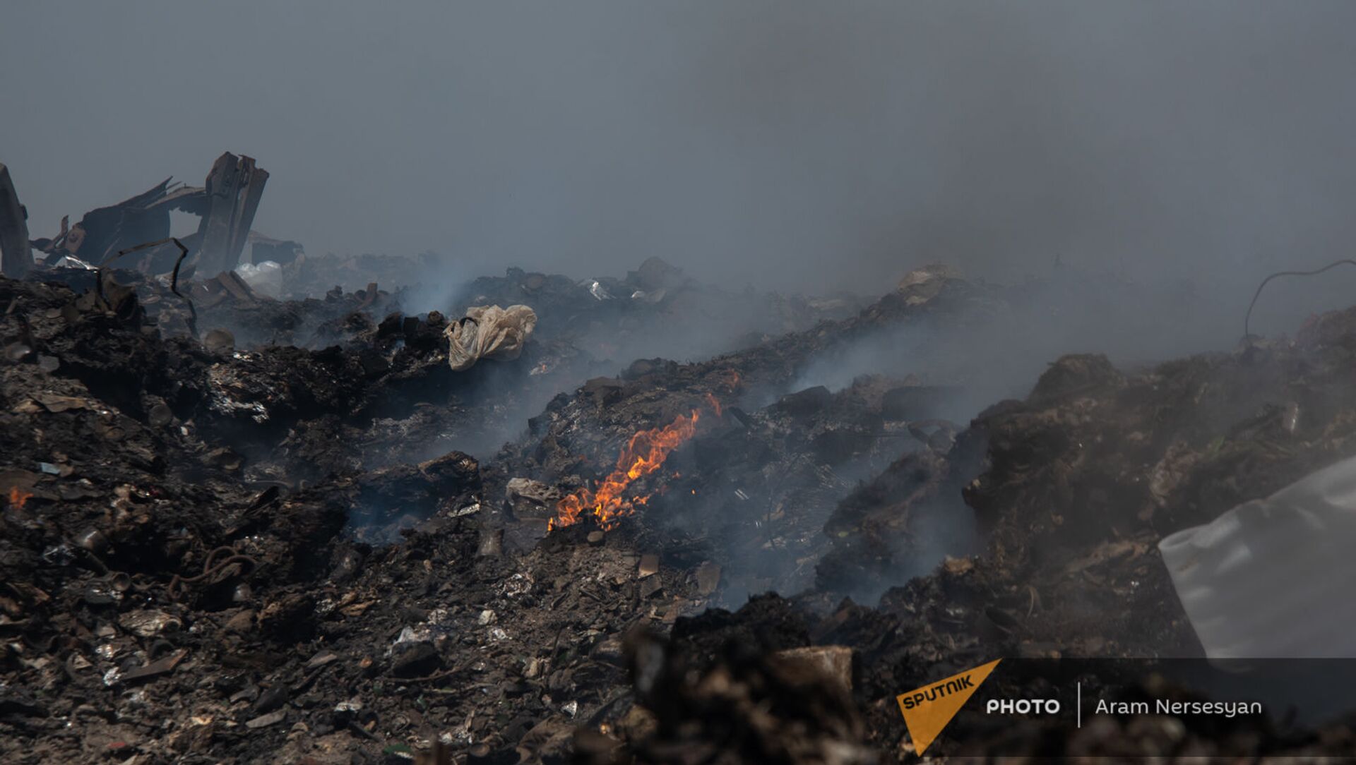Очаги пожара на мусорной свалке возле города Масис  - Sputnik Արմենիա, 1920, 25.06.2021