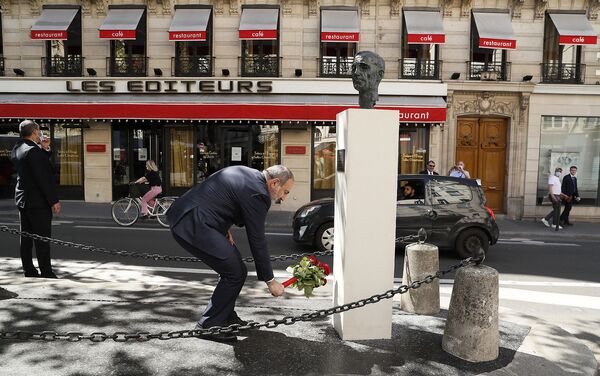 И.о. премьер-министра Никол Пашинян во время возложения цветов к памятнику Шарля Азнавура в Париже - Sputnik Армения