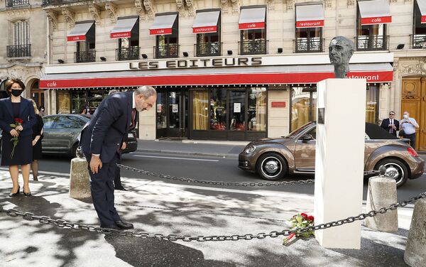 И.о. премьер-министра Никол Пашинян почтил память Шарля Азнавура в Париже - Sputnik Армения
