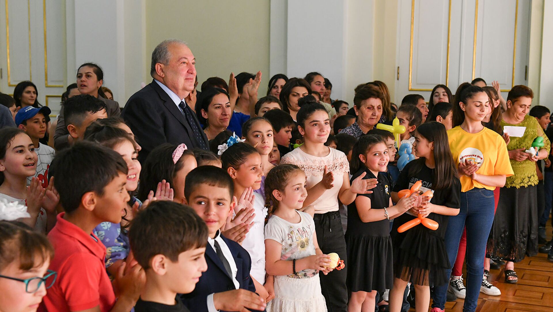 Президент Армен Саркисян с детьми из приграничных общин в президентском дворце во время празднования Дня защиты детей - Sputnik Արմենիա, 1920, 01.06.2021