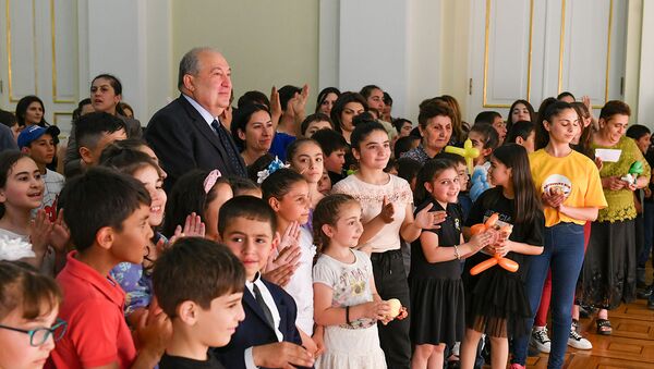 Президент Армен Саркисян с детьми из приграничных общин в президентском дворце во время празднования Дня защиты детей - Sputnik Արմենիա