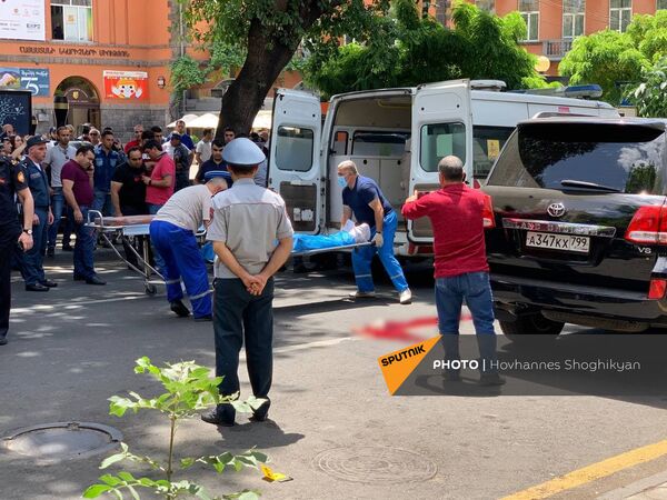 Сотрудники медслужб увозят тело с места преступления на улице Абовяна (2 июня 2021). Еревaн - Sputnik Армения