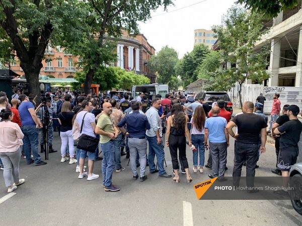 Толпа на месте убийства на улице Абовяна - Sputnik Армения