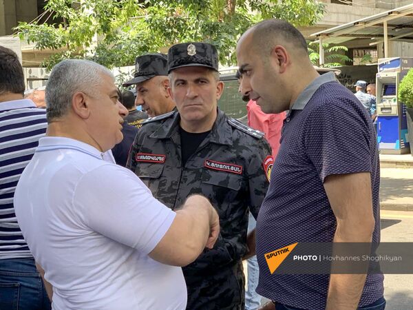 Первый замначальника полиции Арам  Оганесян (слева) и замначальника полиции Камо Цуцулян (в центре) на месте убийства на улице Абовяна - Sputnik Армения