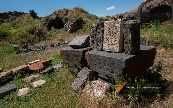 Խաչքարեր՝ Հավուց Թառ վանական համալիրի տարածքում Խաչքարեր՝ Հավուց Թառ վանական համալիրի տարածքում - Sputnik Արմենիա