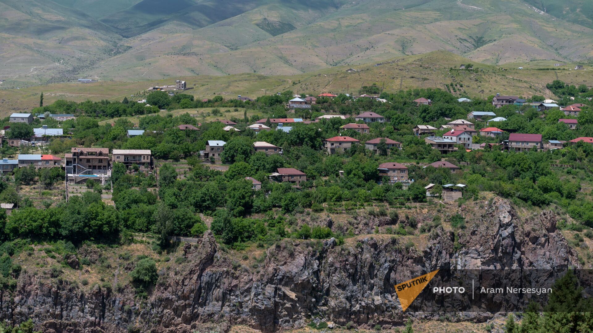Вид на село Гарни с территории Хосровского заповедника - Sputnik Армения, 1920, 08.10.2021