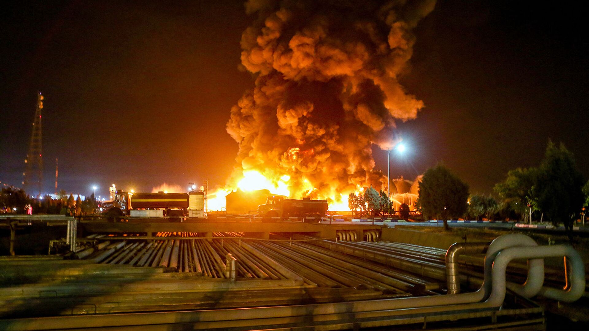 Пожар на нефтеперерабатывающем заводе в Тегеране (2 июня 2021). Иран - Sputnik Армения, 1920, 24.07.2023