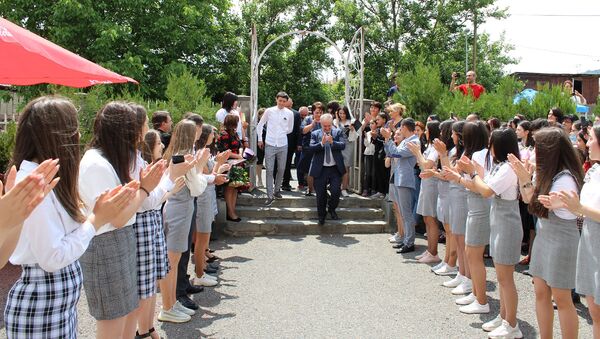 И.о министра ОНКС Ваграм Думанян на церемонии последнего урока старшей школы N 4 (4 июня 2021). Горис - Sputnik Արմենիա