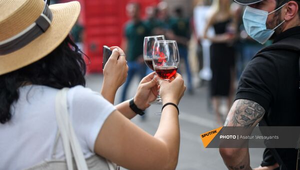 Посетители Фестиваля вина на улице Сарьяна (4 июня 2021). Еревaн - Sputnik Արմենիա