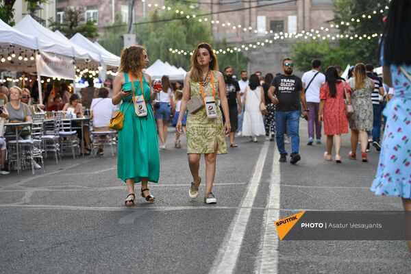 Посетители Фестиваля вина на улице Сарьяна (4 июня 2021). Еревaн - Sputnik Армения