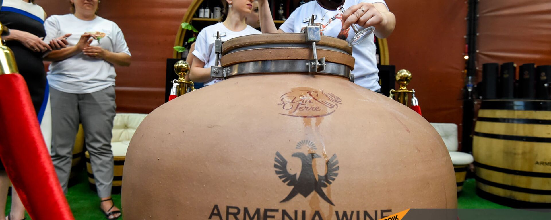 Посетители Фестиваля вина на улице Сарьяна (4 июня 2021). Еревaн - Sputnik Армения, 1920, 25.11.2021