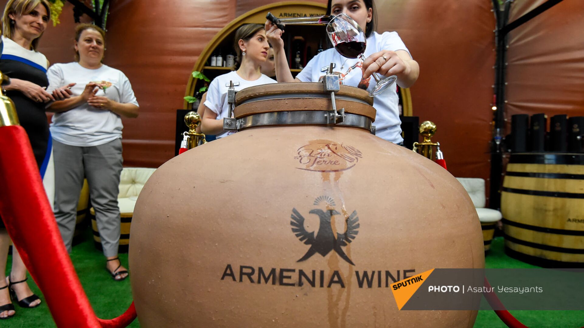 Посетители Фестиваля вина на улице Сарьяна (4 июня 2021). Еревaн - Sputnik Армения, 1920, 25.11.2021