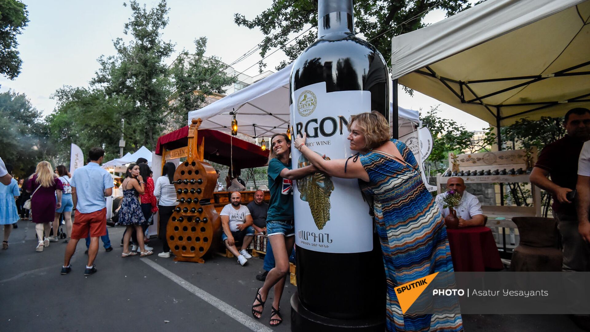 Посетители Фестиваля вина на улице Сарьяна (4 июня 2021). Еревaн - Sputnik Армения, 1920, 31.07.2021