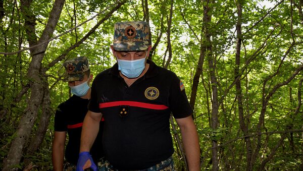 Сотрудники госслужбы по чрезвычайным ситуациям МВД Карабаха во время поисков тел погибших военнослужащих - Sputnik Արմենիա