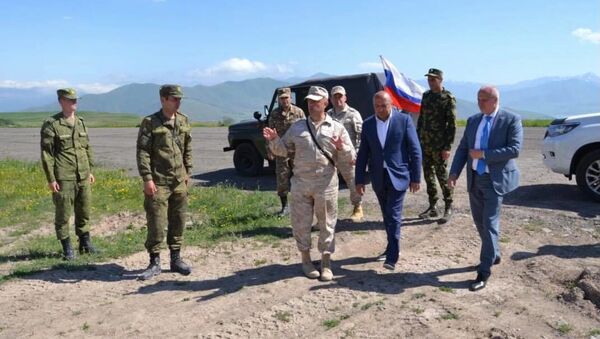 Сергей Копыркин во время посещения отдельных групп 102-ой российской военной базы в Горисе и российского миротворческого контингента в Сисиане - Sputnik Армения